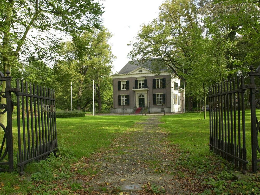 Het toegangshek van een landgoed in het groen van Beverwijk